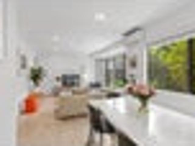 Townhouse for sale in Chaslands, Canterbury