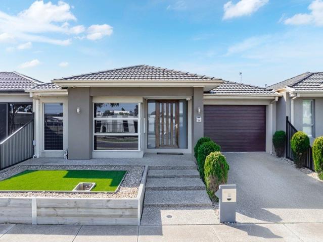 House for sale in Greenvale Lakes, Melbourne