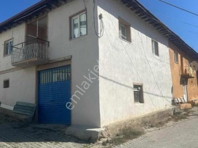 Kızılcasöğüt, Banaz içerisinde satılık Villa