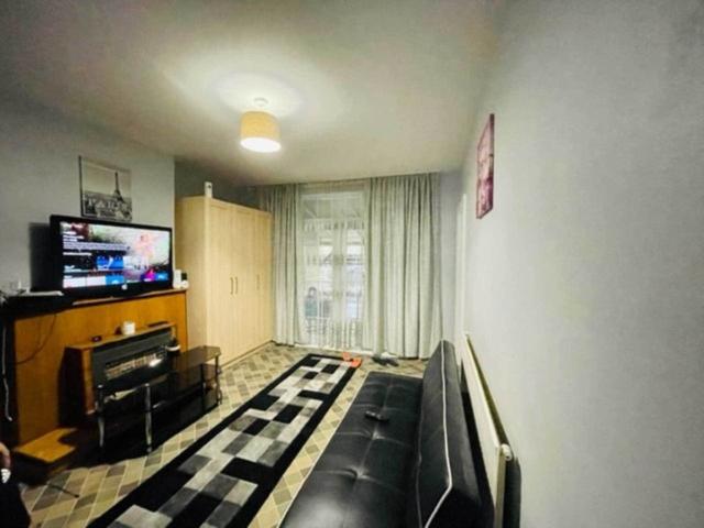 Apartment for rent in Plashet, Greater London