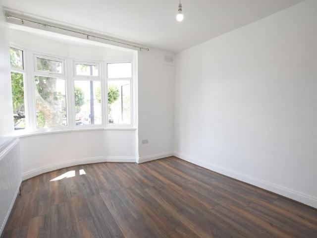 Apartment for rent in Plashet, Greater London