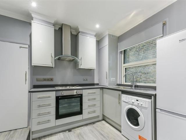 Apartment for rent in Furzedown, Greater London