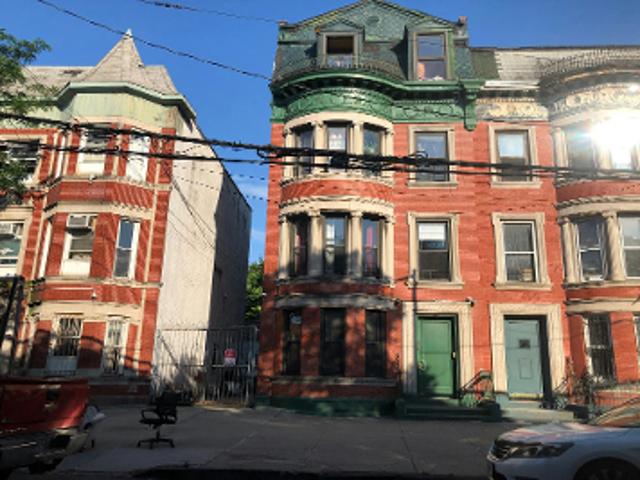 House for sale in The Bronx, Arverne