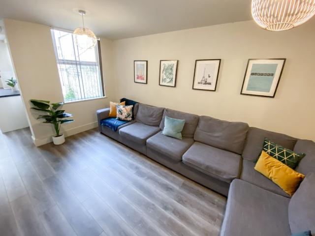House for rent in Elm Park, Calderstones