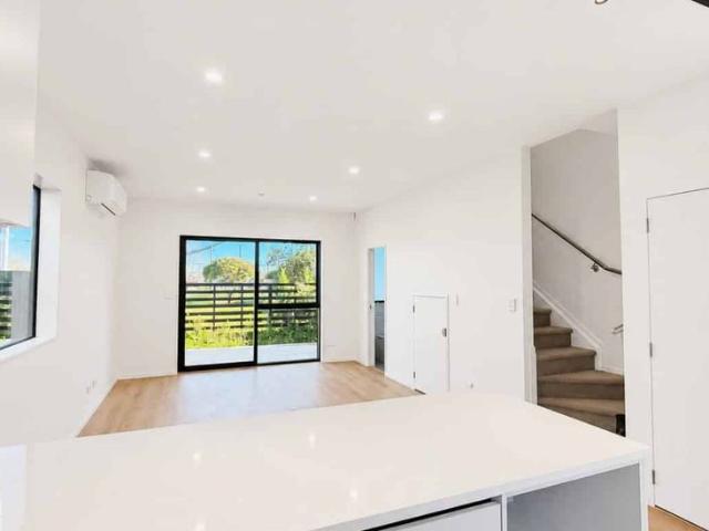 Townhouse for rent in Kelston, Oroua County