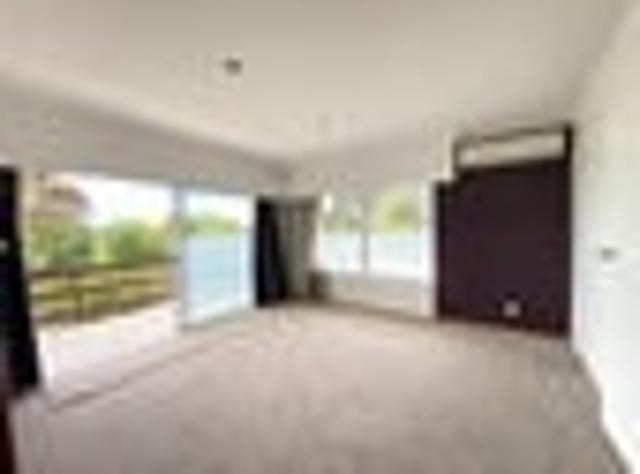 Townhouse for rent in Kelston