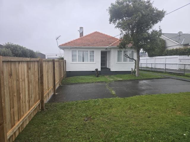 House for rent in Oratia