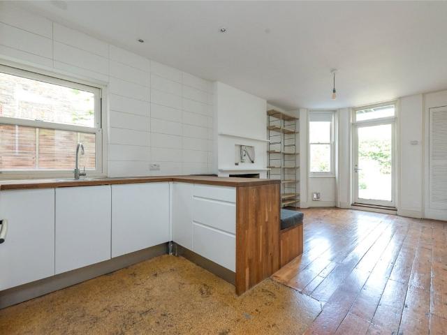 Apartment for rent in Brondesbury, Greater London