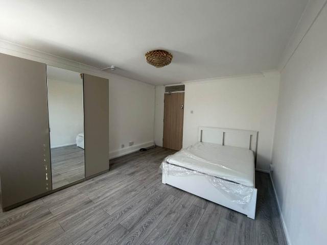 Apartment for rent in Birchfield Estate, Greater London
