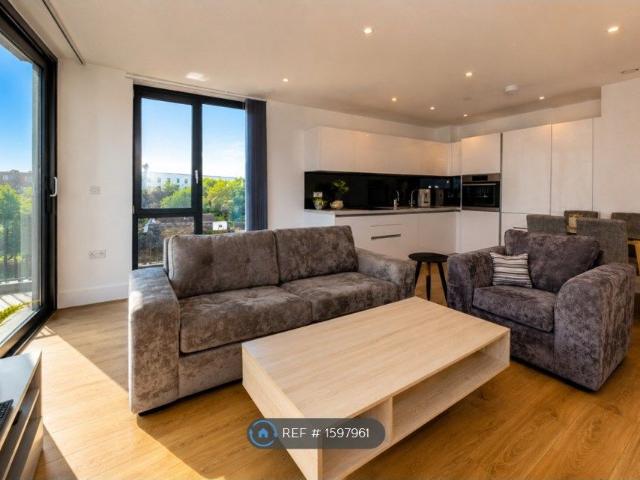 House for rent in Birch Green, Spelthorne
