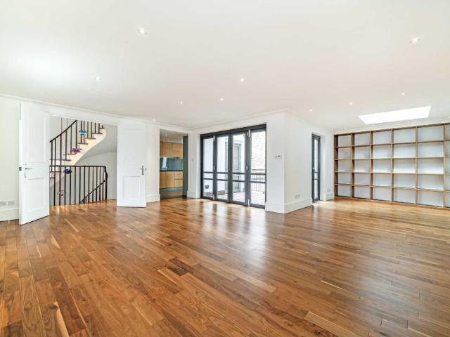 Townhouse for rent in Wilsham Street Estate, Greater London