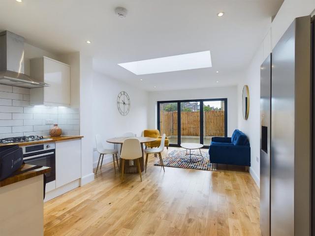 Apartment for rent in Summerstown, Greater London