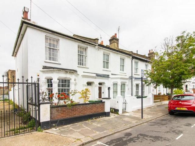 Apartment for rent in College Park, Greater London