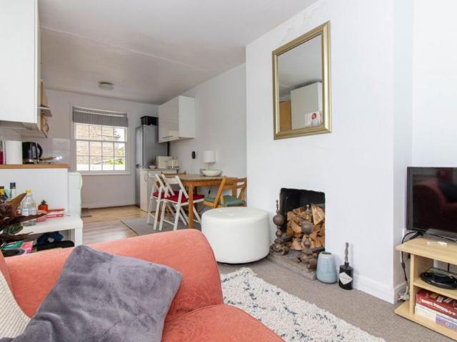 Apartment for rent in College Park, Greater London