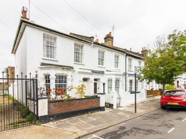 Apartment for rent in College Park, Greater London