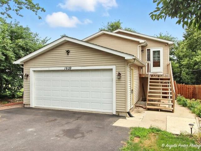 House for sale in Round Lake