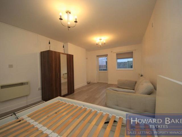 Apartment for rent in South Stanmore, Greater London