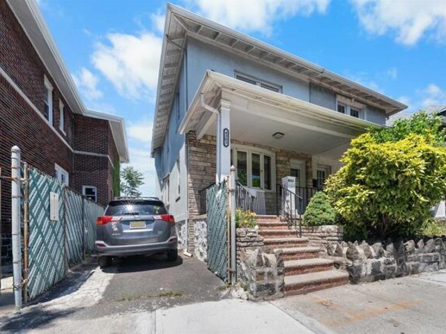 House for sale in New Durham, North Bergen