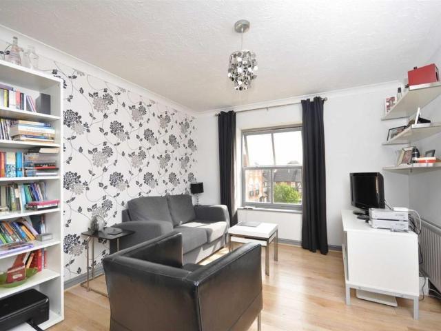 Apartment for rent in London Borough of Merton, Collier's Wood