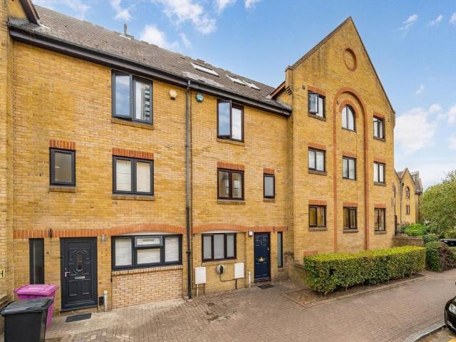 House for rent in St. George in the East, Greater London