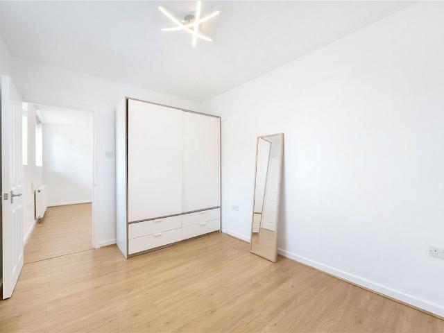 Apartment for rent in London Borough of Merton, Merton Park