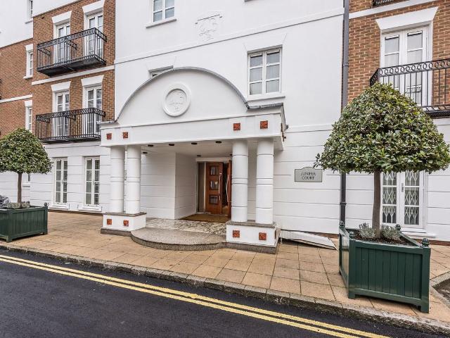 Apartment for rent in Kensington Green, Greater London