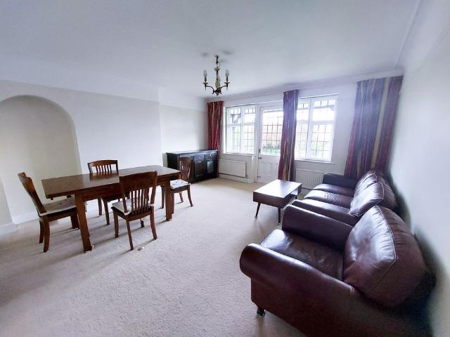 Apartment for rent in London Borough of Ealing, Park Royal