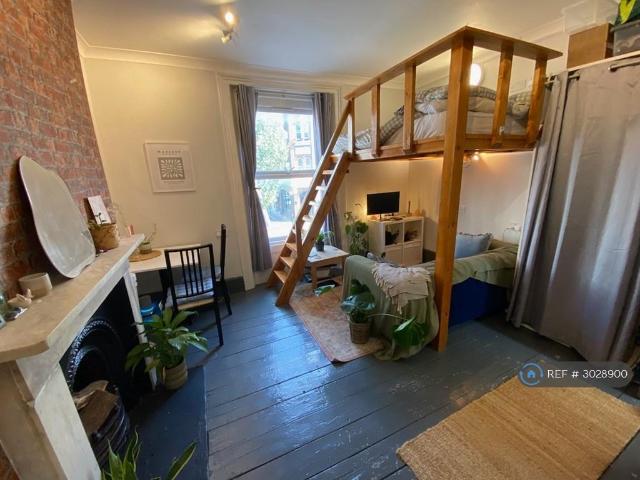 Apartment for rent in Maitland Park, Greater London