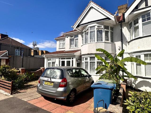 Studio for rent in Kenton, Greater London