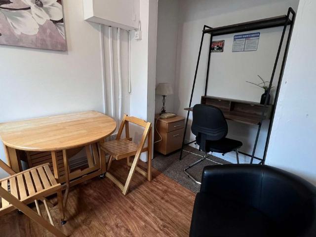 Room for rent in Cowley Airfield, The Slade