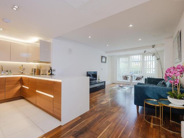 Apartment for rent in Strand-on-the-Green, Greater London