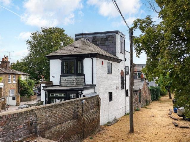 House for rent in London Borough of Richmond upon Thames, Greater London
