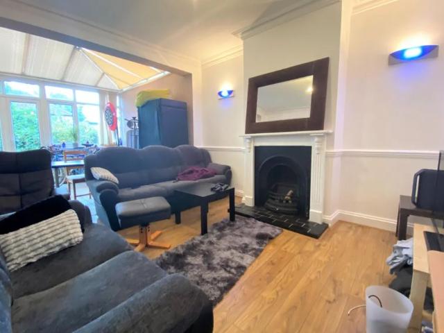 House for rent in Summerstown, Greater London