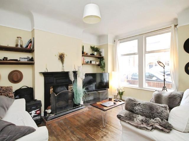 Apartment for rent in Summerstown, Greater London