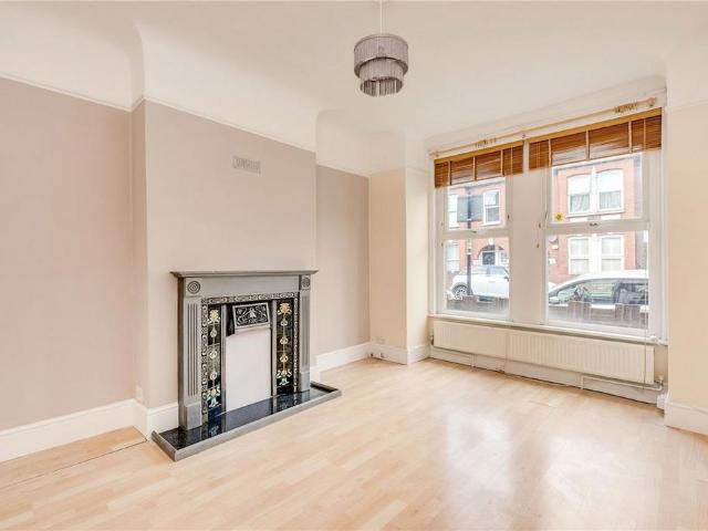 Apartment for rent in Summerstown, Greater London