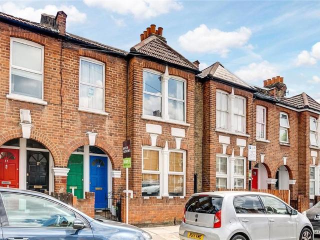 Apartment for rent in Summerstown, Greater London