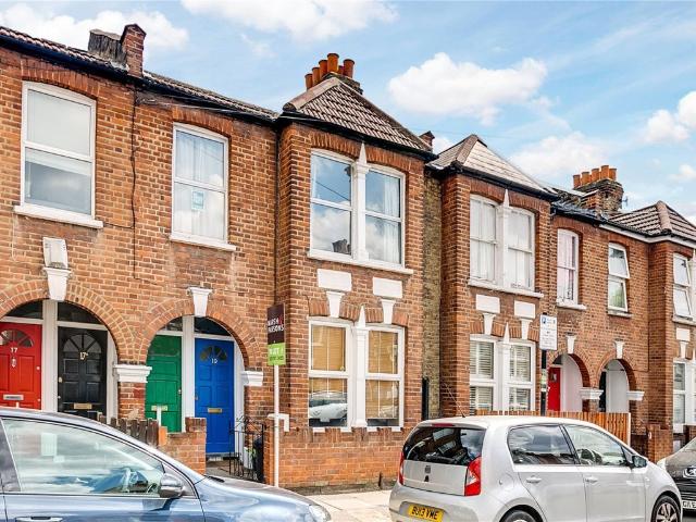 Apartment for rent in Summerstown, Greater London
