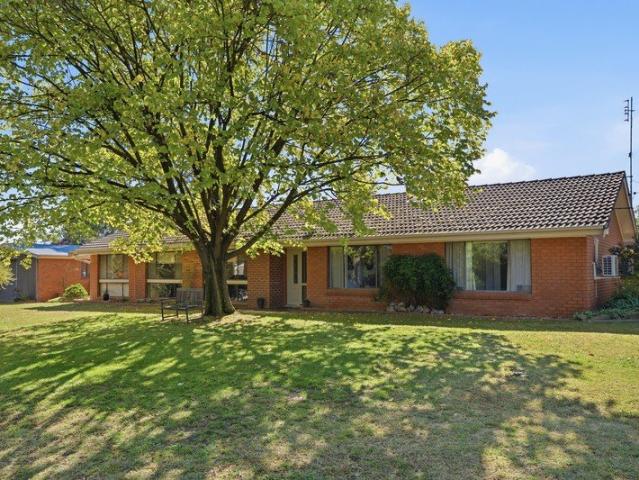 Cottage for sale in Rock Forest, New South Wales