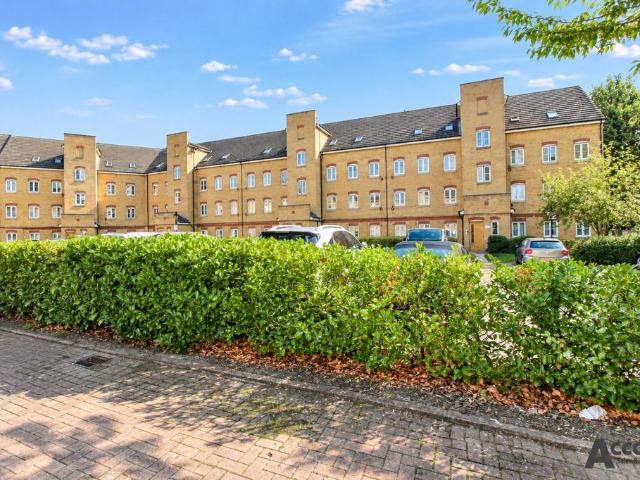 Apartment for rent in Ardleigh Green, Greater London