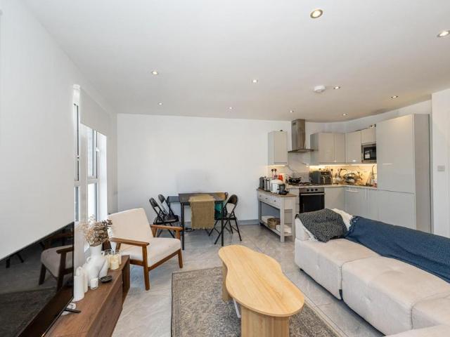 Apartment for rent in Queen's Park, Greater London