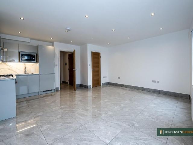 Apartment for rent in Queen's Park, Greater London
