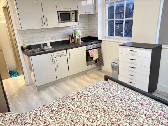 Studio for rent in Queen's Park, Greater London