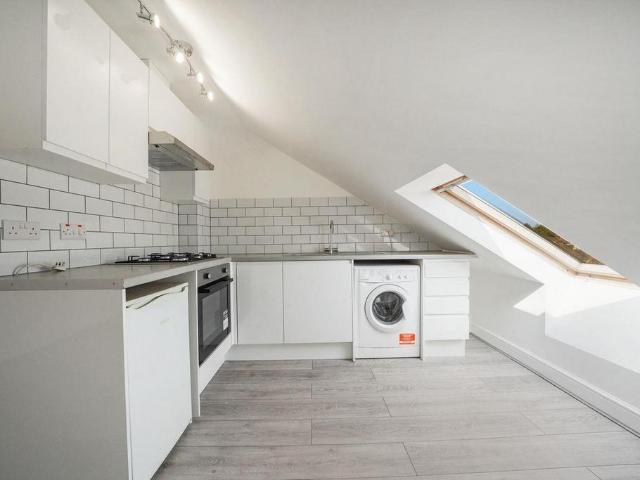 Apartment for rent in Queen's Park, Greater London