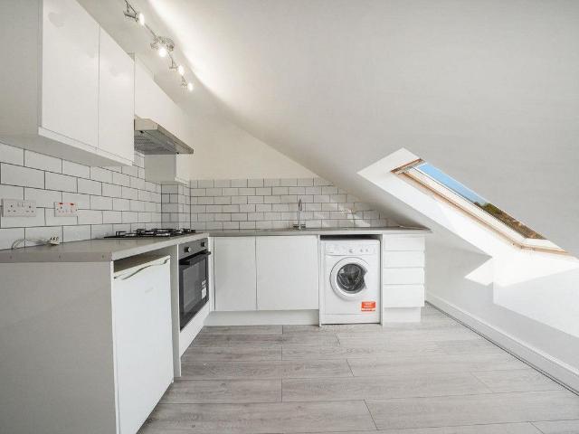 Apartment for rent in Queen's Park, Greater London