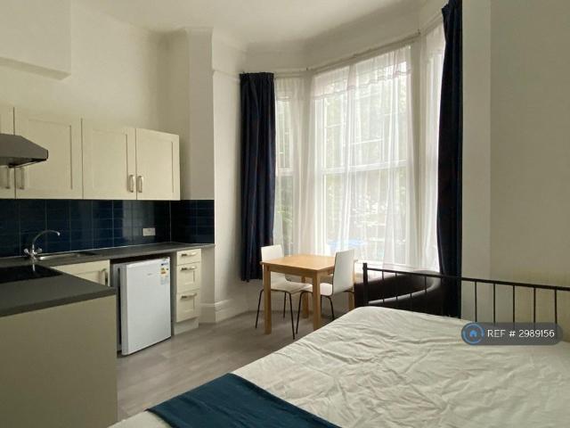 Apartment for rent in Queen's Park, Greater London