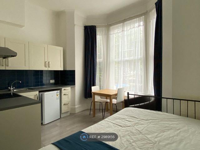 Studio for rent in Queen's Park, Greater London