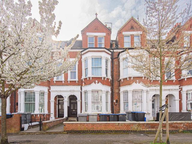 Studio for rent in Queen's Park, Greater London