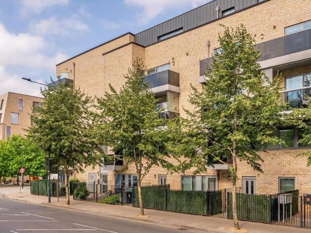 Apartment for rent in Queen's Park, Greater London