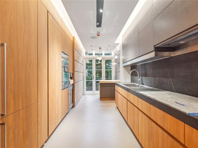 Townhouse for rent in Paddington, Greater London