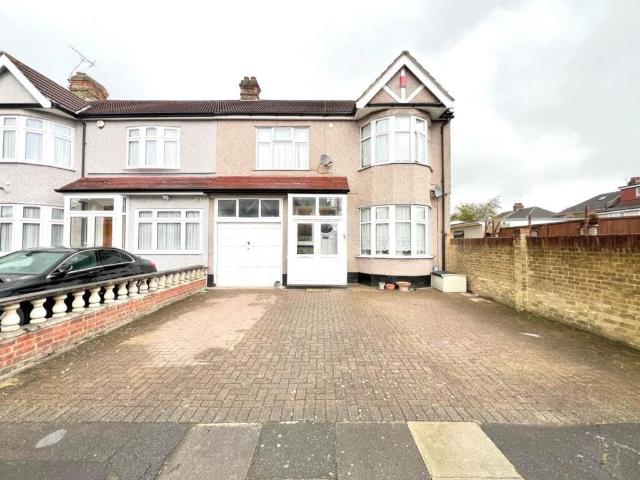 Room for rent in Seven Kings, Greater London
